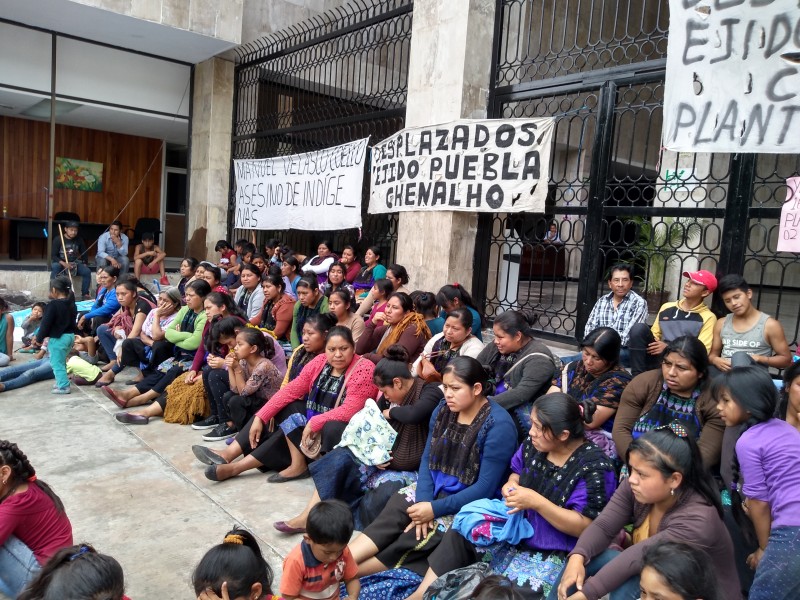 Desplazados se manifiestan en el Congreso de Chiapas