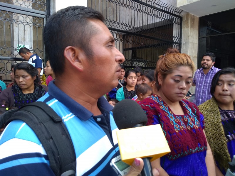 Desplazados trasladan campamento a Escuela Normal Mactumatzá