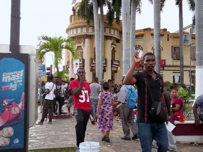 Desplazan a Migrantes del Parque Central de Tapachula Para inauguración.