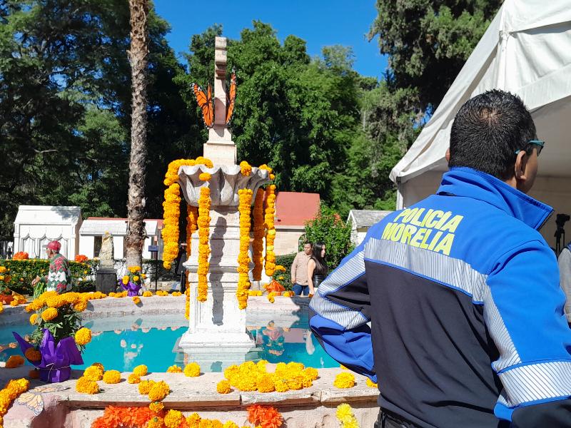Despliegan 300 policías en Morelia por Día de Muertos