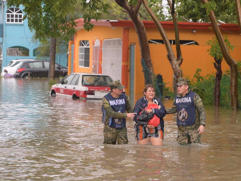 Despliegan más de 600 elementos por inundaciones en el sur de Veracruz
