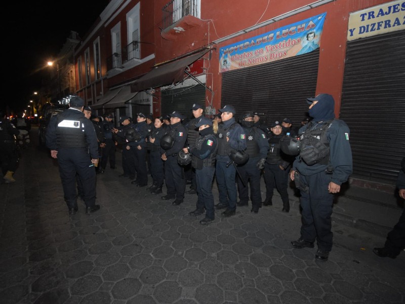 Despliegan operativo contra ambulantes en el centro de Puebla