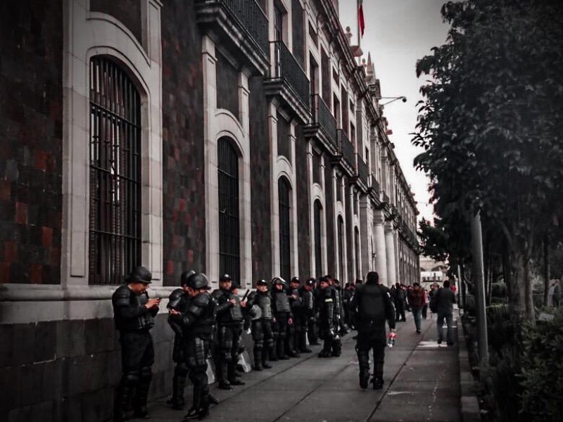 Estudiantes plantan a policías mexiquenses
