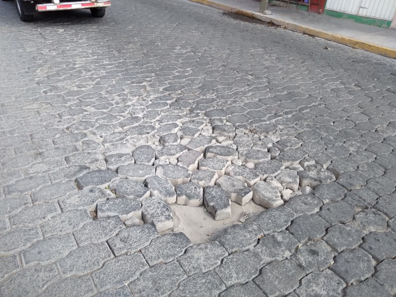 Desprendimiento de adoquín en calle 2 poniente