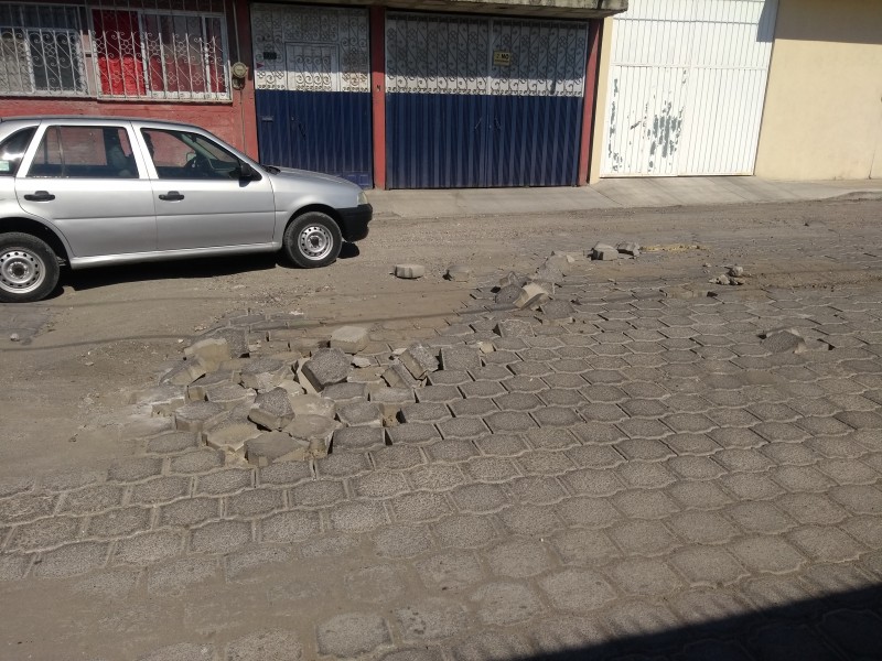 Desprendimiento de adoquín en calle genera peligro