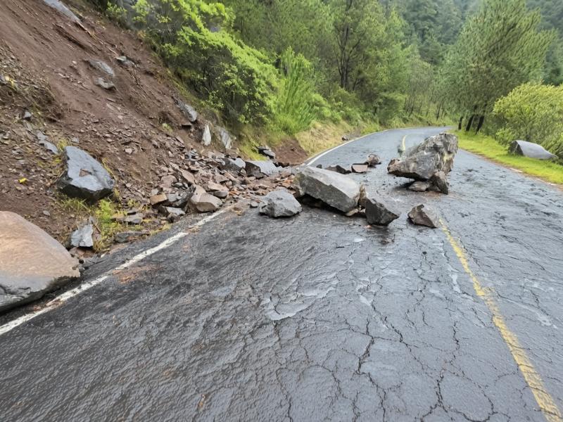 Desprendimiento de rocas afecta carretera Santa Marta-Lagunas de Zempoala