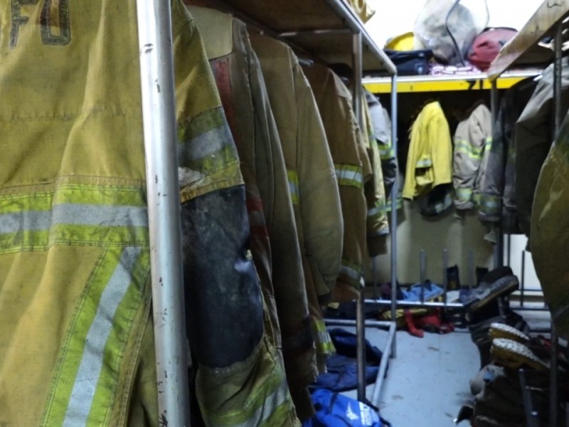 Después de 10 años, bomberos finalmente tendrán uniformes nuevos