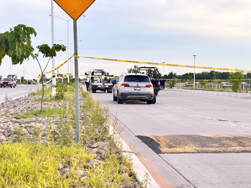 Después de 6 horas la camioneta baleada continúa sobre el malecón nuevo