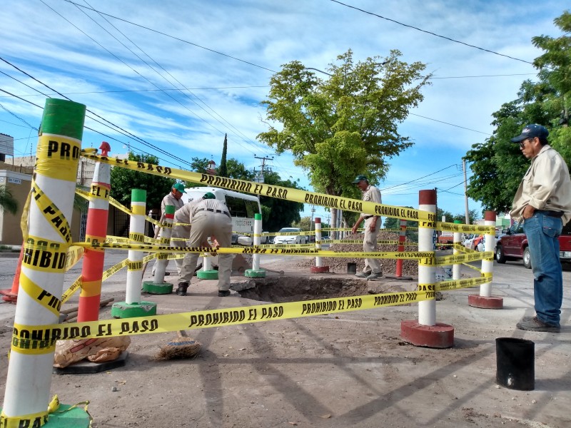 Después de manifestación, JAPAMA atiende socavón