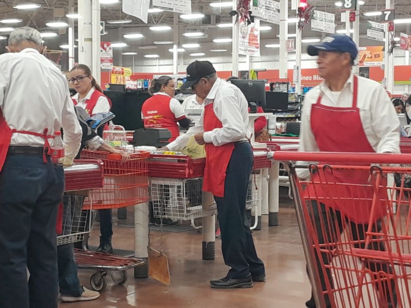 Después de pandemia, paqueteros regresaron contentos a trabajar a supermercados