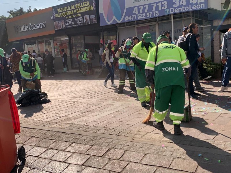 Después del desfile de León, barredores se encuentran de todo.