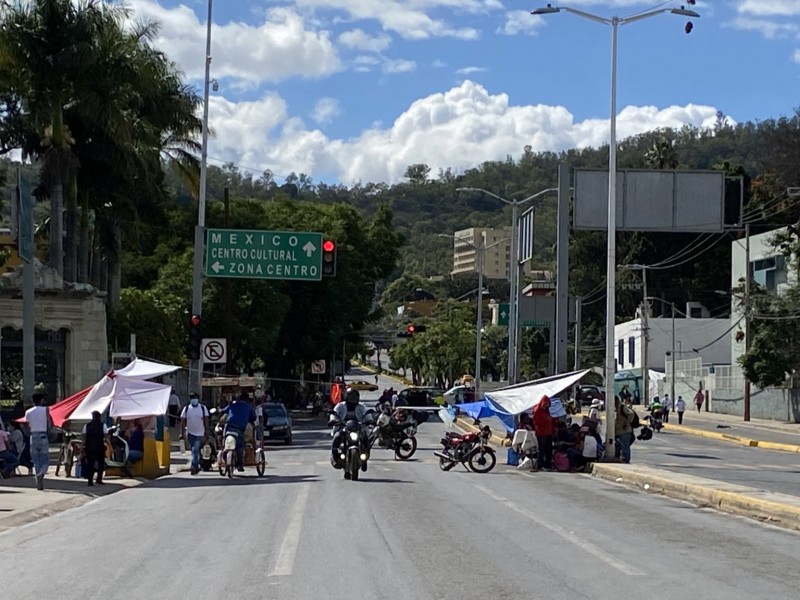 Desquician la capital con bloqueos y basura