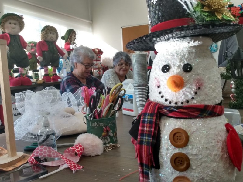 Destacan con manualidades navideñas