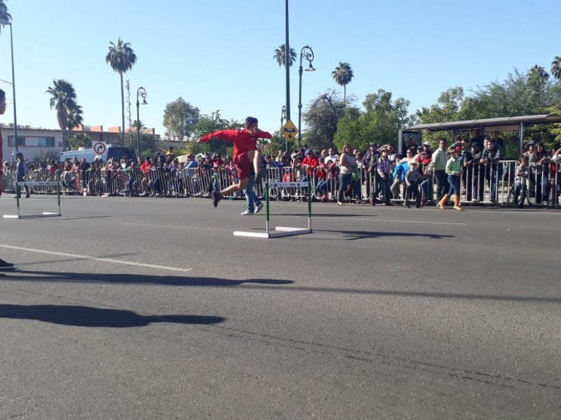 Destacan deportistas en desfile conmemorativo