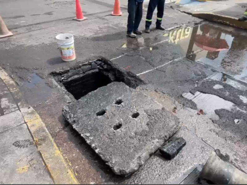 Destapan coladera en Albino García e Hidalgo para prevenir encharcamientos