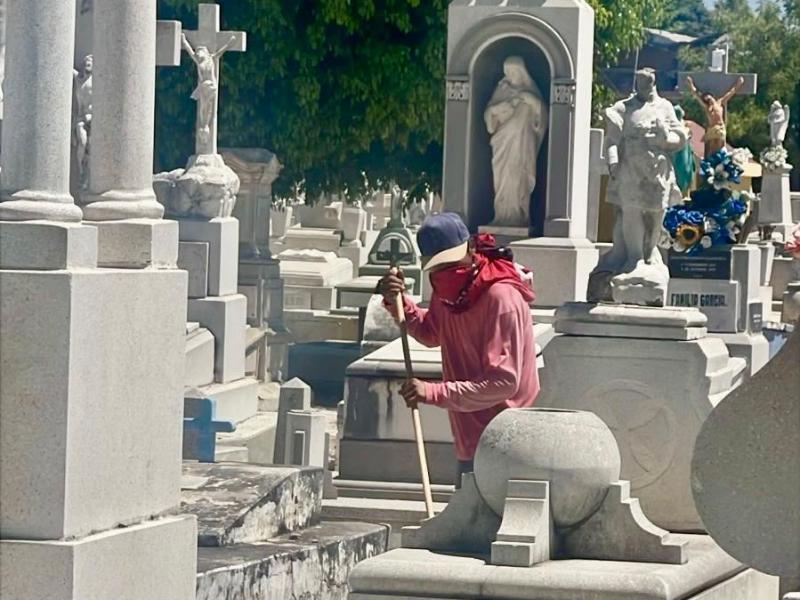 Destinarán 120 trabajadores a panteones de Mazatlán por Día de Muertos
