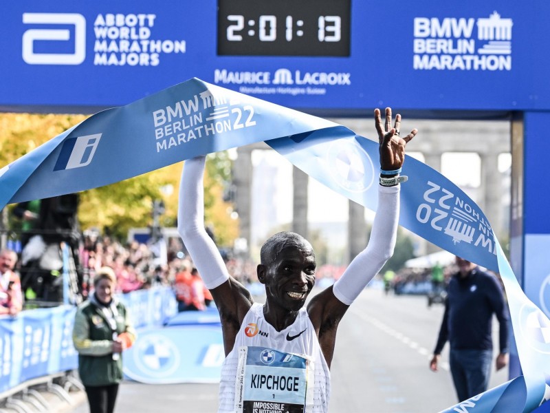 Destroza Kipchoge récord mundial del maratón