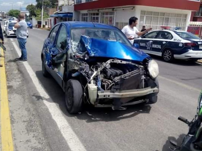 Destroza su vehículo por no respetar el paso