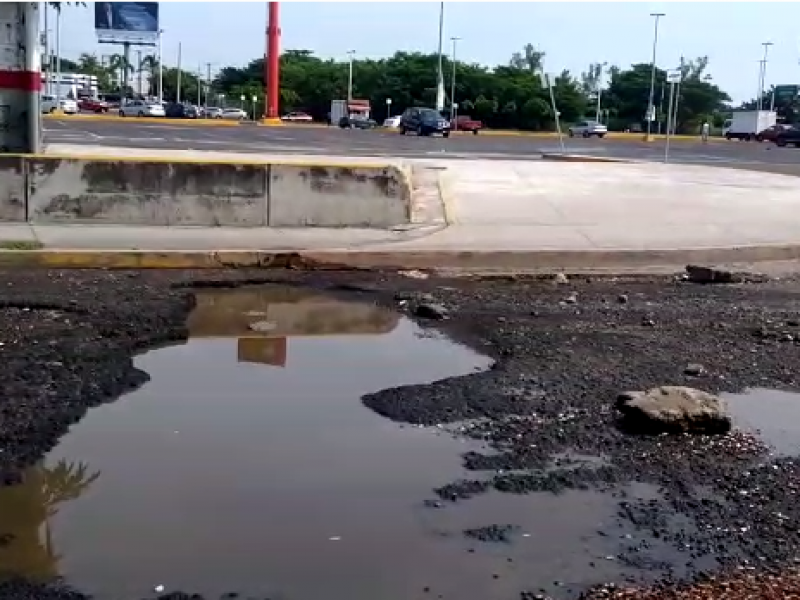 Destrozada calle 31 de Mayo en fraccionamiento Floresta