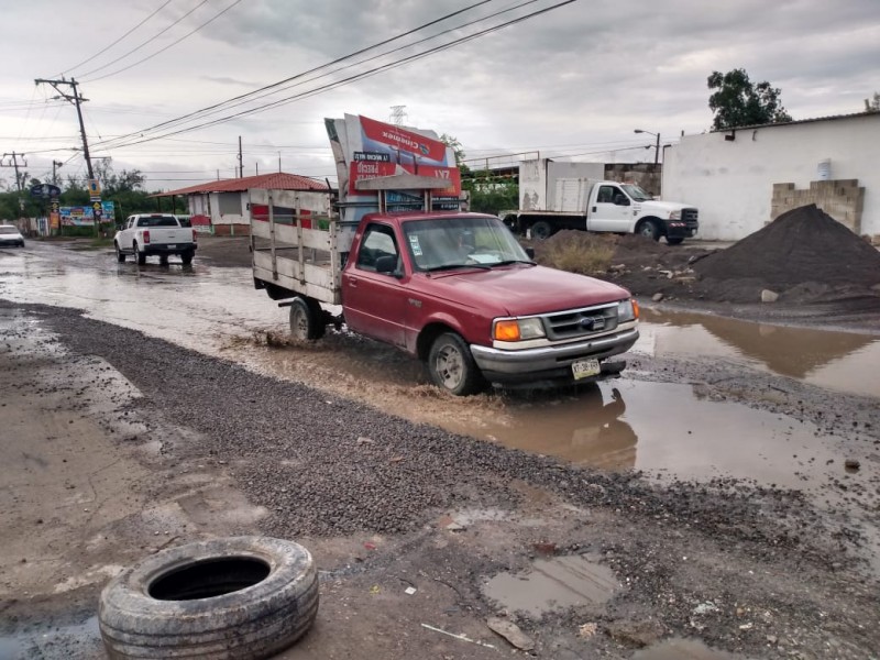 Destrozada calle 5 de la colonia San José