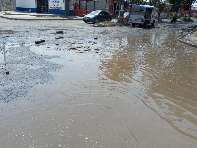 Destrozada calle Paseo Azteca en Tejería