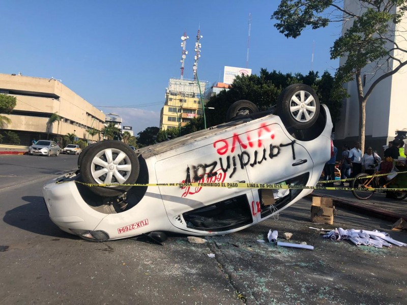 Normalistas destrozan vehículos en Tuxtla