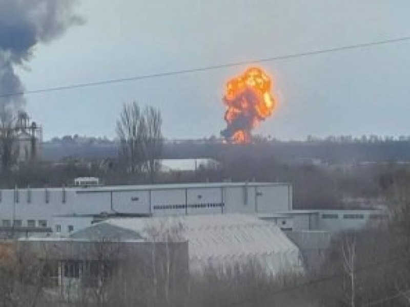 Destrucción de aeropuerto ucraniano por misiles rusos