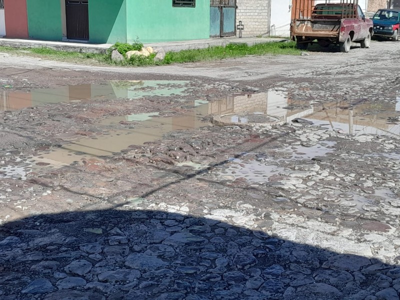 Destruida calle Mauricio Cervantes por cierre de Avenida Zapopan