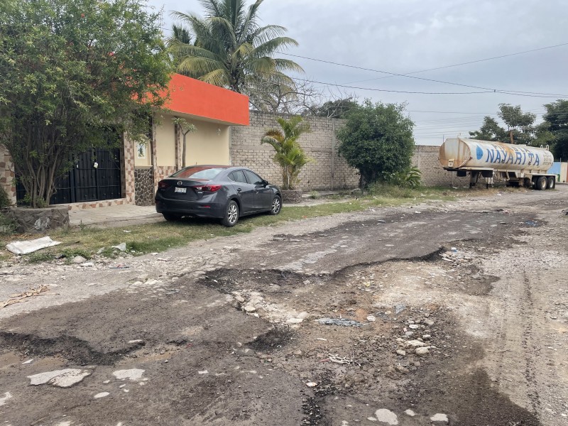 Destruida en el olvido calle Girasol en Jardines del Valle