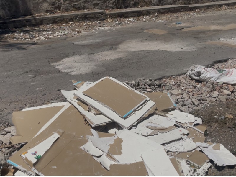 Destruida, llena de basura, escombro y sin alumbrado calle Abasolo