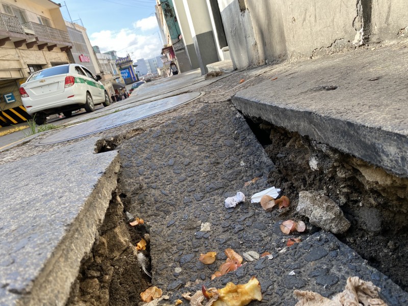 Destruidas y peligrosas, así están las banquetas de Lucio