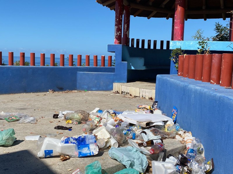 Destruido y lleno de basura mirador Bahías de Papanoa