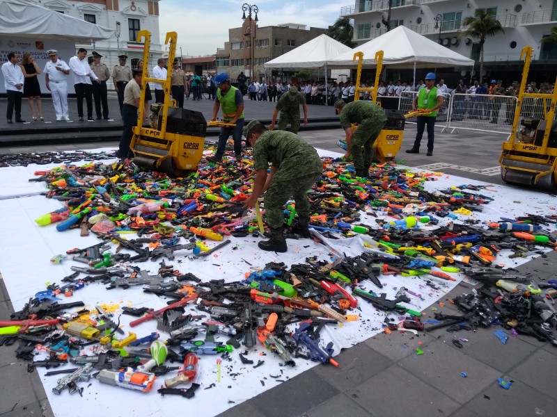 Destruyen juguetes réplicas de armas en Veracruz