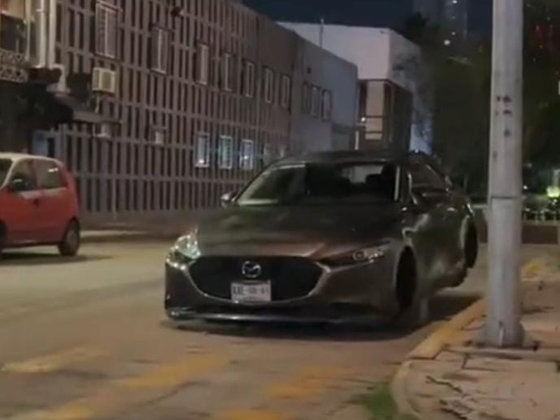 Desvalijan auto frente a 4 patrullas en la zona de Angelópolis