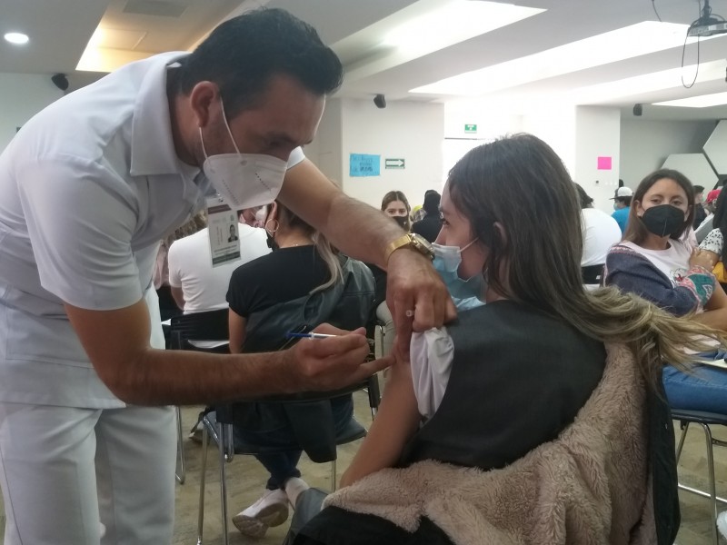 Desvelados y mojados, jóvenes acuden al cuarto día de vacunación