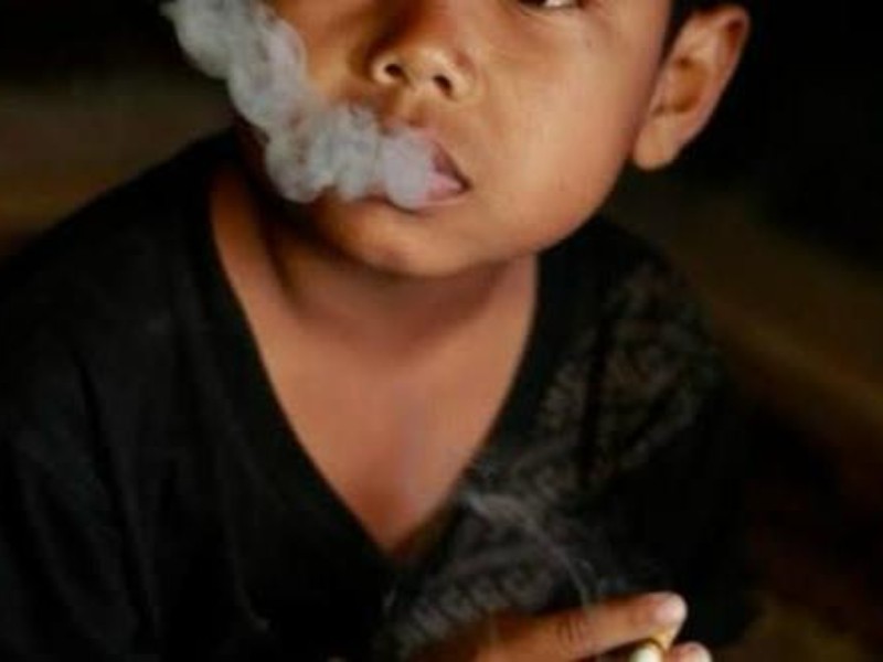 Detectan adicción al cigarro en niño de 4 años en preescolar