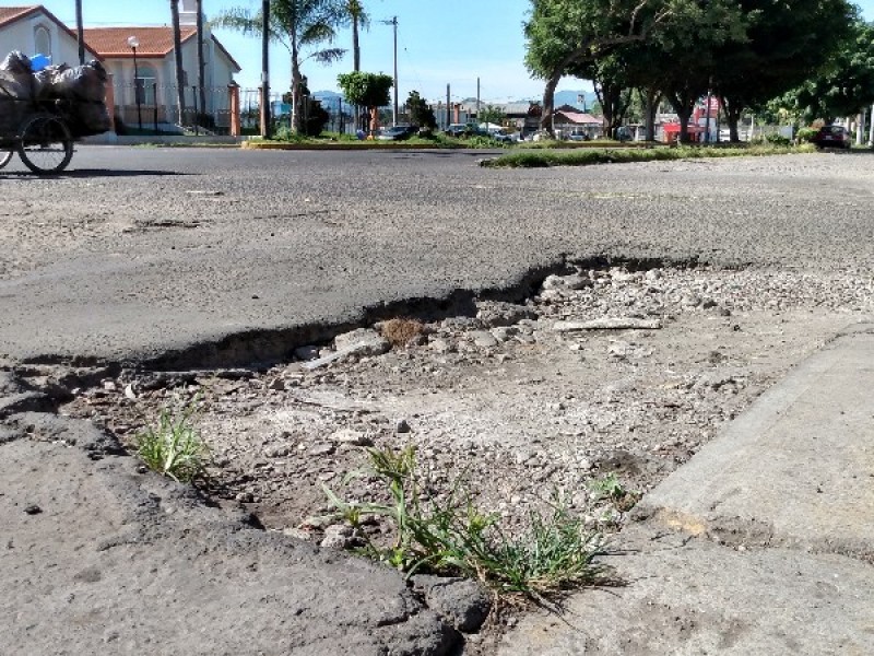 Detectan baches también en la Av. México