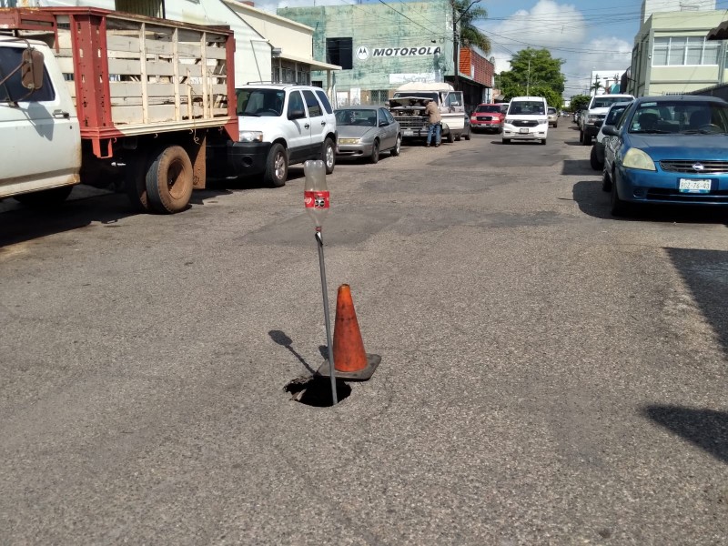 Detectan socavón latente en calle Caoba