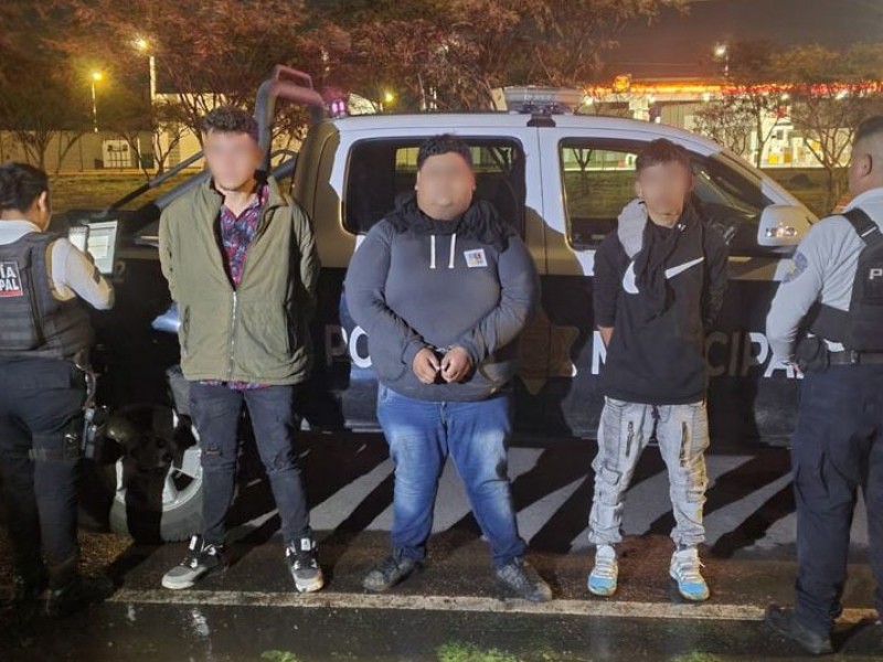 Detención de tres masculinos en Los Juncos