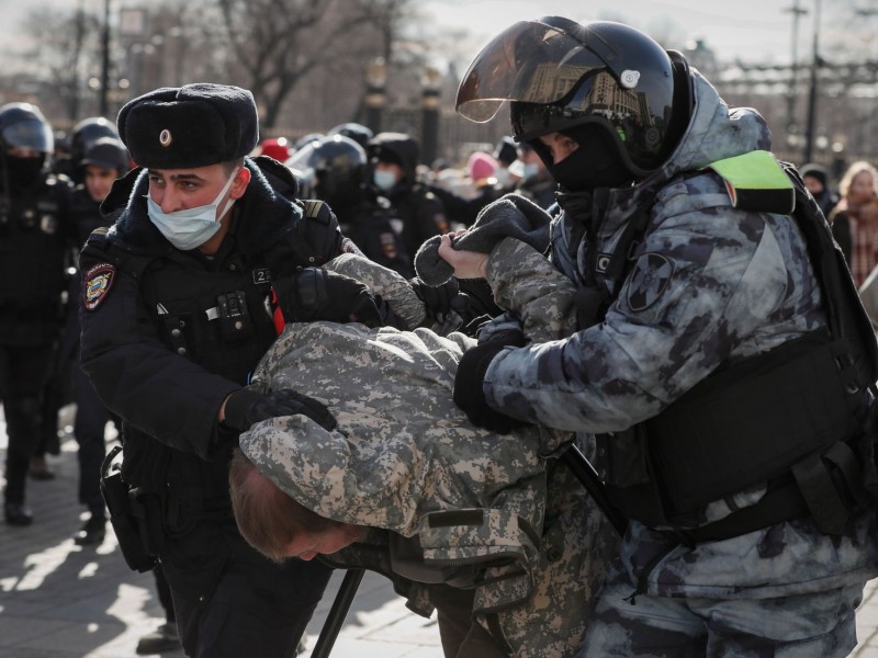 Detenidos rusos en protestas contra guerra en Ucrania