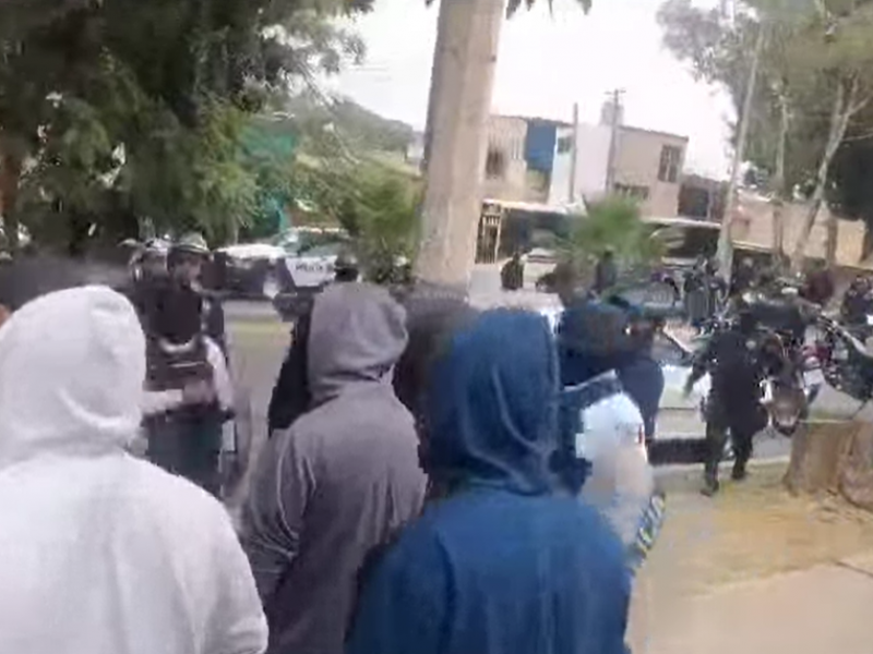 Detiene policía estatal a normalistas en Oaxaca
