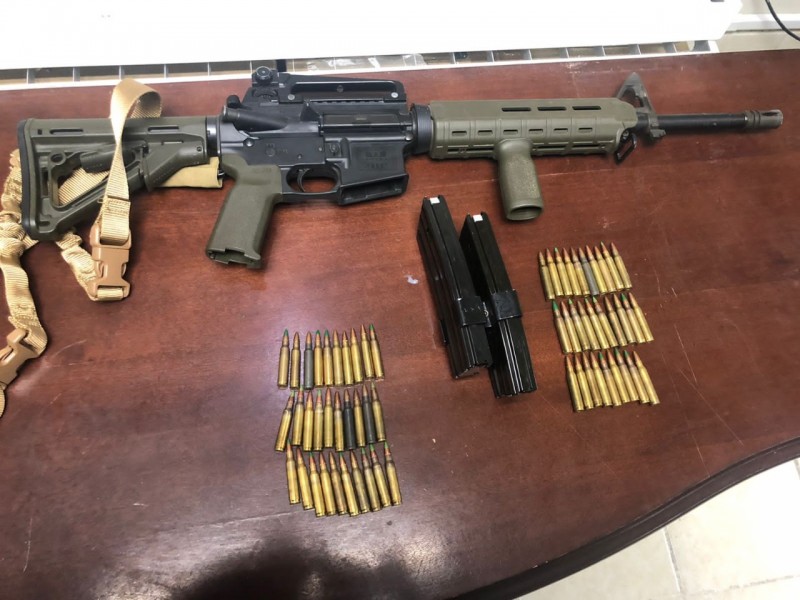 Detiene Policía Municipal a dos hombres con AR-15