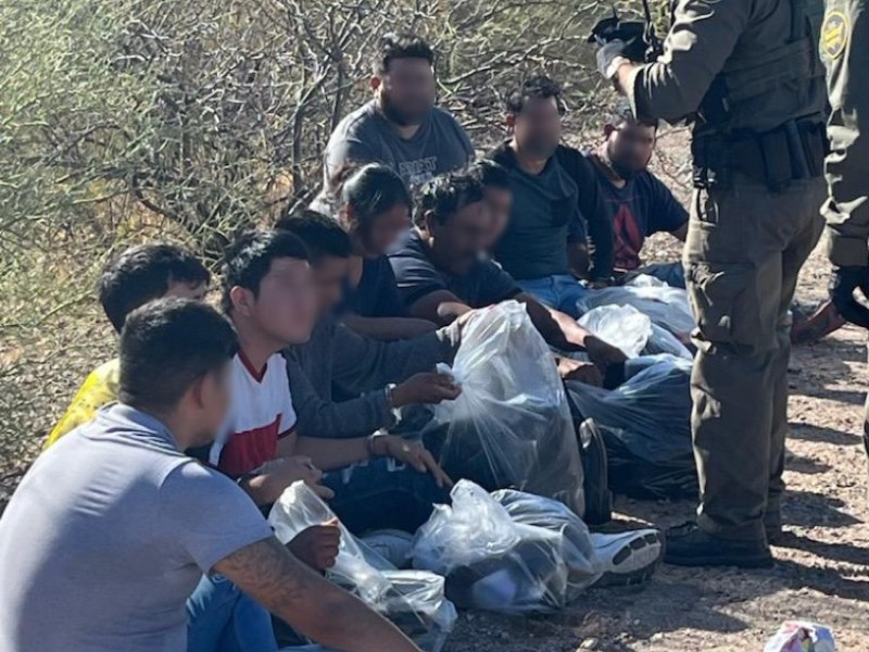 Detienen a 10 indocumentados en dos vehículos