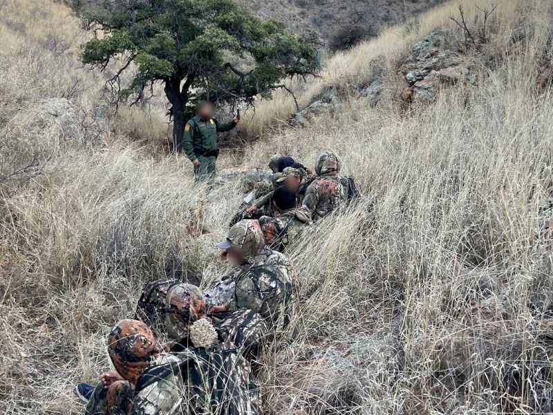 Detienen a 10 migrantes al noreste de Nogales, Arizona