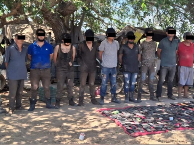 Detienen a 12 personas y aseguran armamento y explosivos en Elota
