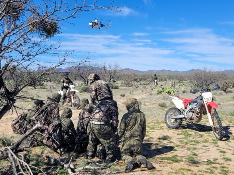 Detienen a 13 indocumentados en el desierto de Arizona.