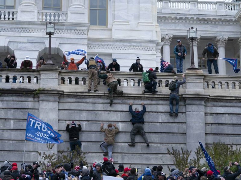 Detienen a 13 personas y confiscan armas en el Capitolio