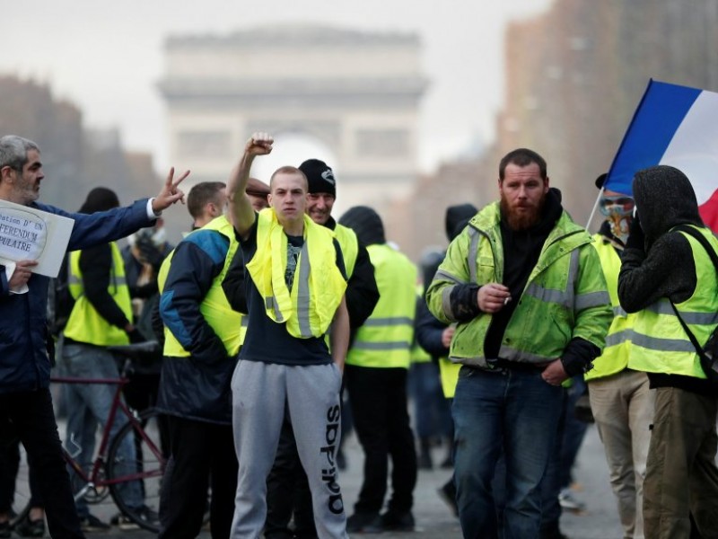 Detienen a 175 “chalecos amarillos” en París