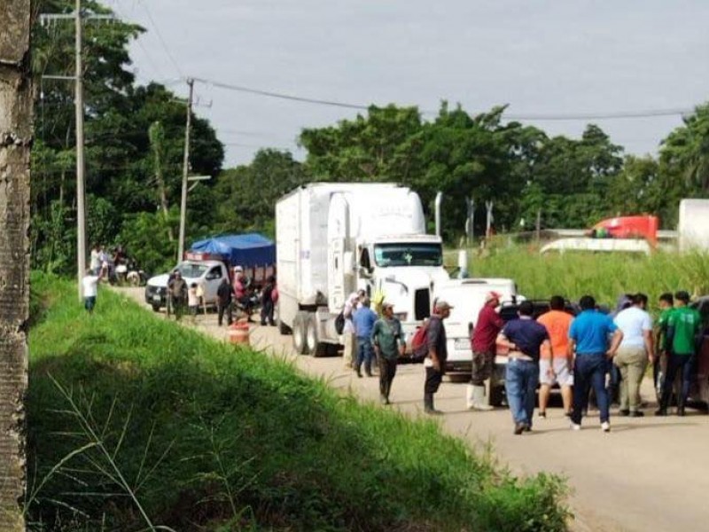 Detienen a 18 campesinos que bloqueaban Palenque