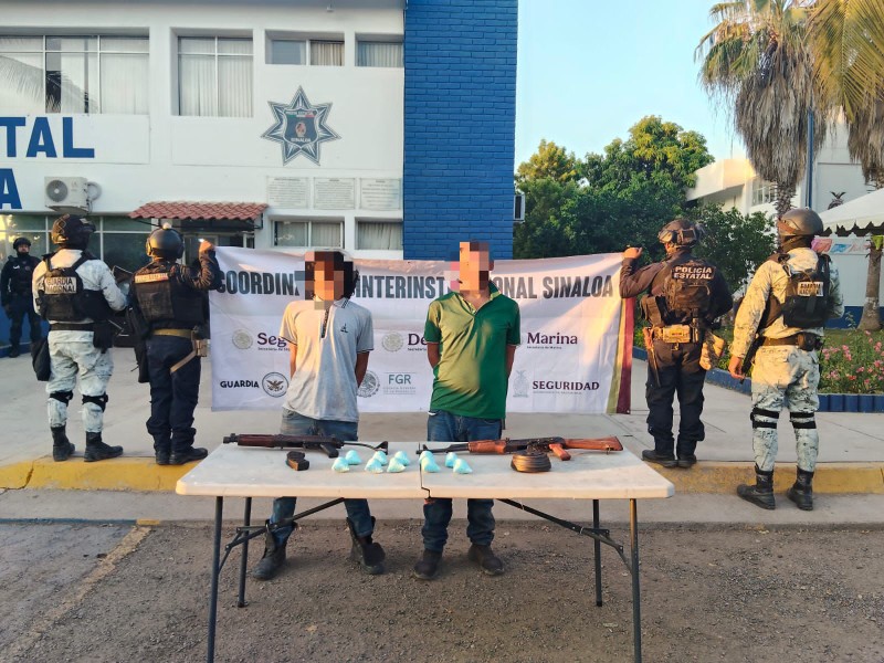 Detienen a 2 hombres con armas y drogas, uno es menor